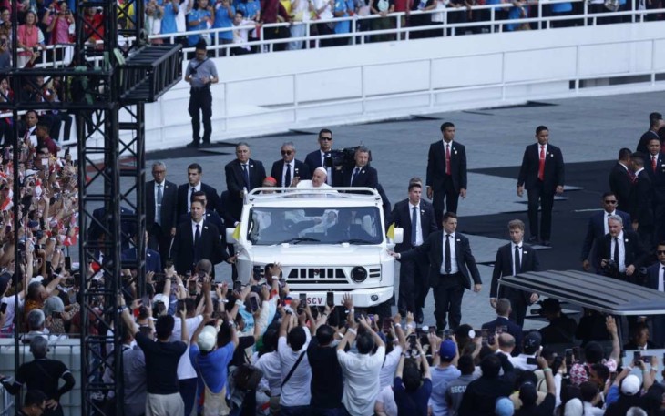 Paus Fransiskus saat misa agung di GBK Senayan Jakarta 