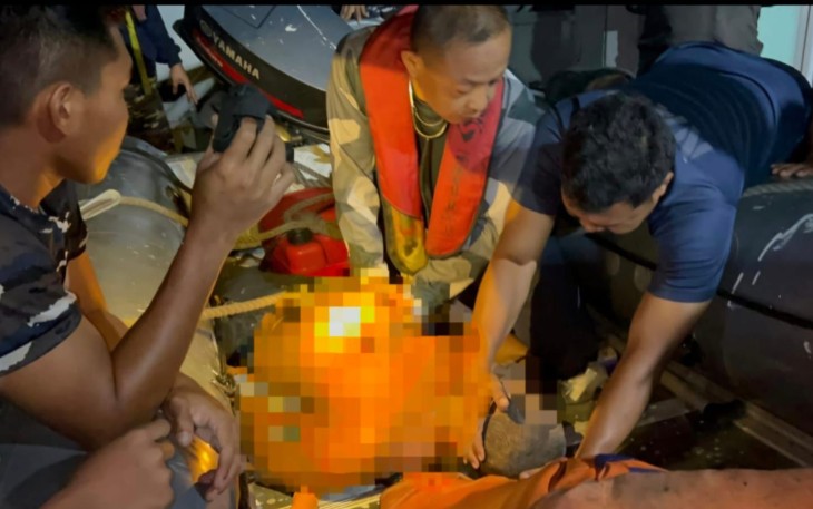 Penyelamatan korban kapal nelayan terbakar 