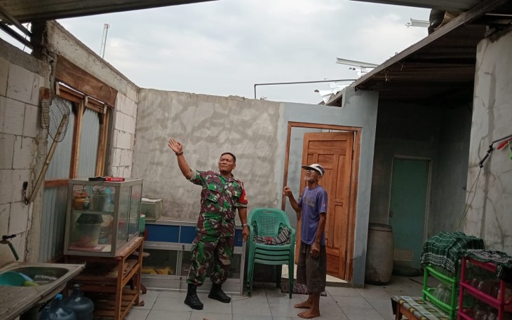 Bantu perbaiki atap rumah warga binaan 