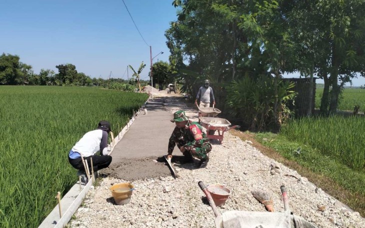Pemasangan paving blok di wilayah desa binaan 