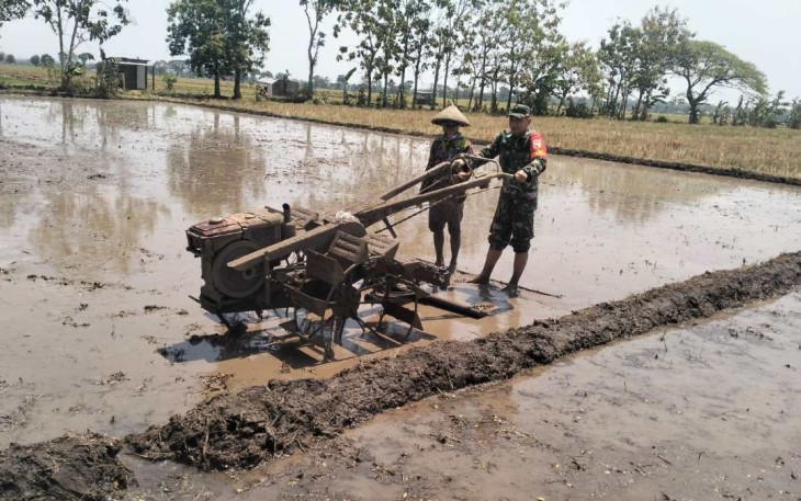 Bantu pengolahan lahan pertanian petani desa binaan 