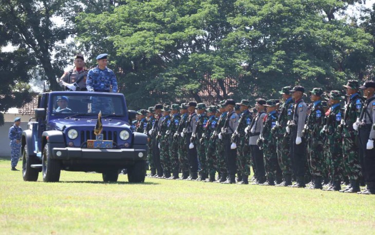 Dirdik Kodiklatau Marsma TNI Ferdinand Roring saat inspeksi pasukan