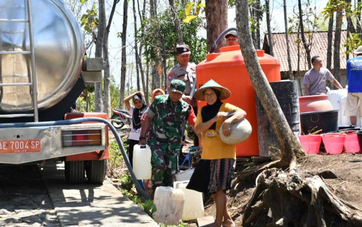 Pendistribusian air bersih warga desa binaan 