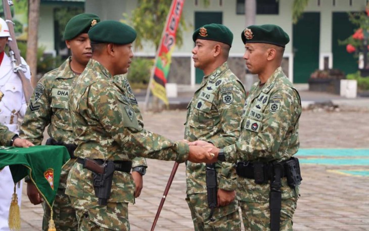 Danmenarmed 2 Kostrad Letkol Arm Siswo Budiarto menyerahkan tongkat komando Danyonarmed 12 Kostrad Letkol Arm Dr Erlan Wijatmoko di Ngawi, Senin (23/9)