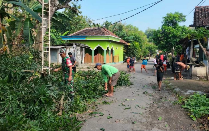 Kerja bakti pemotongan pohon di wilayah desa binaan 