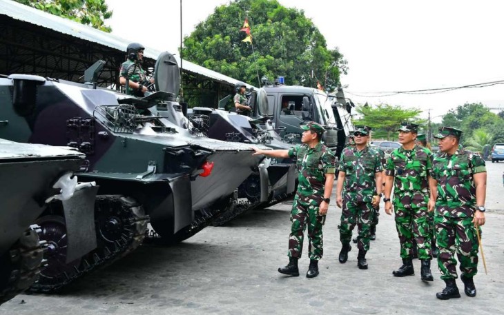 Kasal Laksamana TNI Muhammad Ali saat pengecekan kesiapan alutsista di Bumi Marinir Cilandak, Jakarta, Selasa (24/9)
