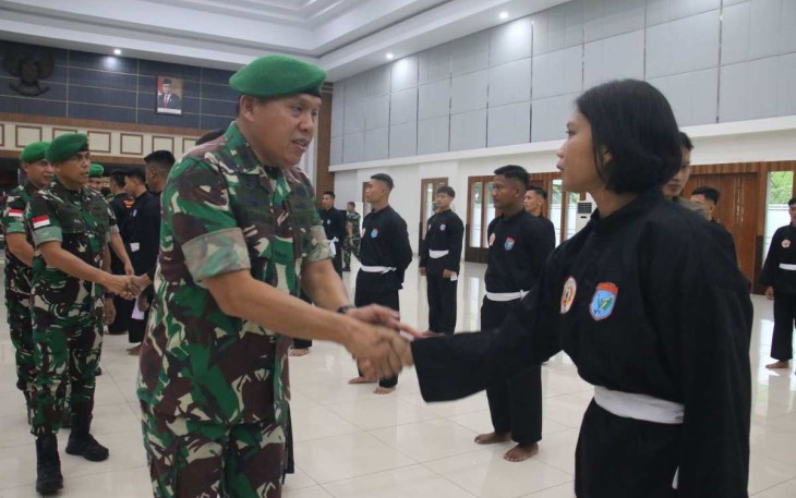 Kasdam Tanjungpura Brigjen TNI Jannie Aldrin Siahaan melepas kontingen pencak silat piala Kasad