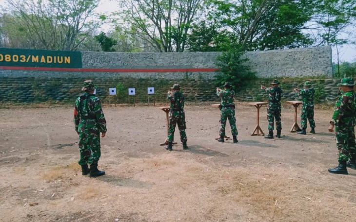 Latihan menembak prajurit Kodim 0803/Madiun