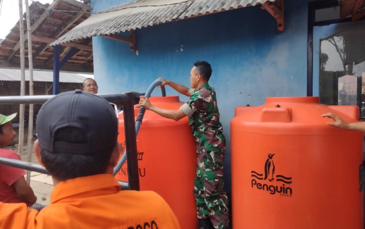 Pengawalan distribusi air bersih di wilayah desa binaan 