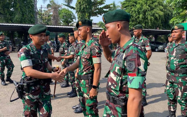 Danyonarmed 12 Kostrad Letkol Arm Dr Erlan Wijatmoko memberikan ucapan selamat kenaikan pangkat prajuritnya, Selasa (1/10)