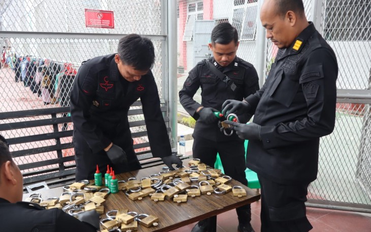 Lapas Kelas IIA Pancur Batu Lakukan Perawatan dan Pemeliharaan Gembok Kamar Hunian.