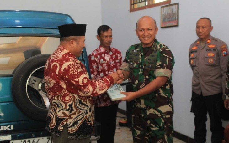 Dandim 0806/Trenggalek Letkol Czi Yudo Aji Susanto menyerahkan bantuan Al-Qur'an 