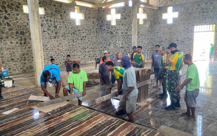 Karya bakti Satgas Yonarmed 11 Kostrad di perbatasan 