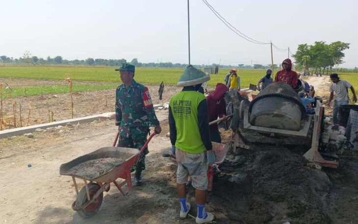 Gotong royong perbaikan jalan wilayah desa binaan 