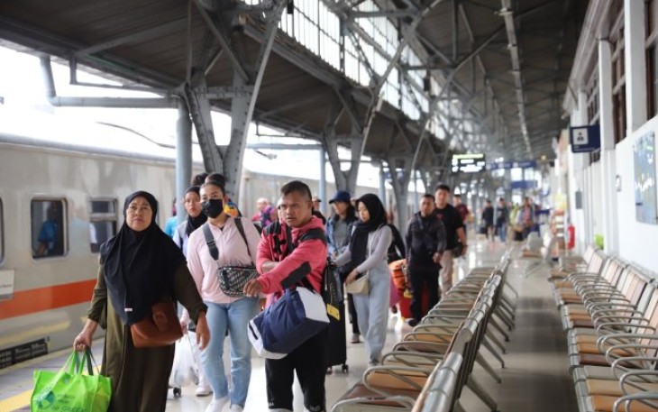Ilustrasi penumpang di stasiun Pasar Senen 