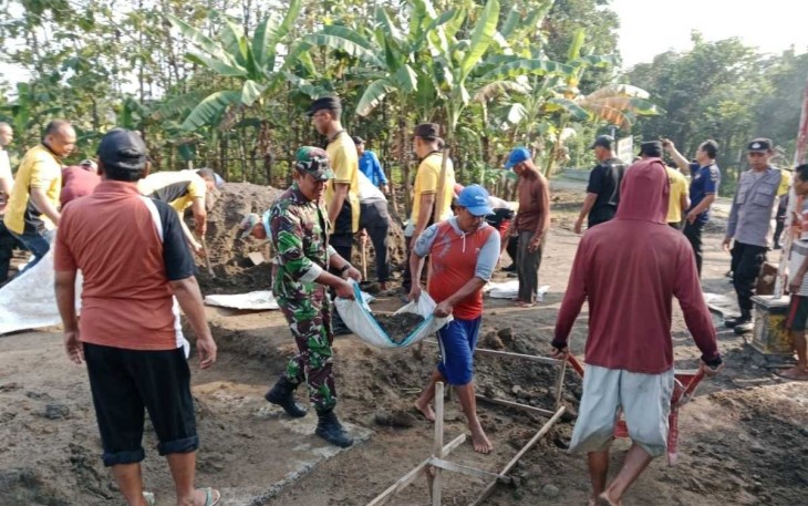 Kerja bakti di wilayah desa binaan 