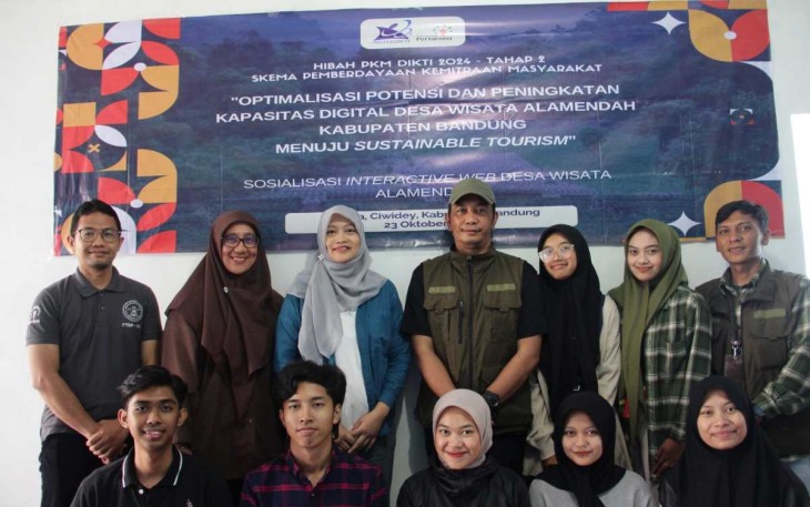Tim UPER bersama dengan pengelola Desa Alamendah dalam kegiatan PkM Digitalisasi