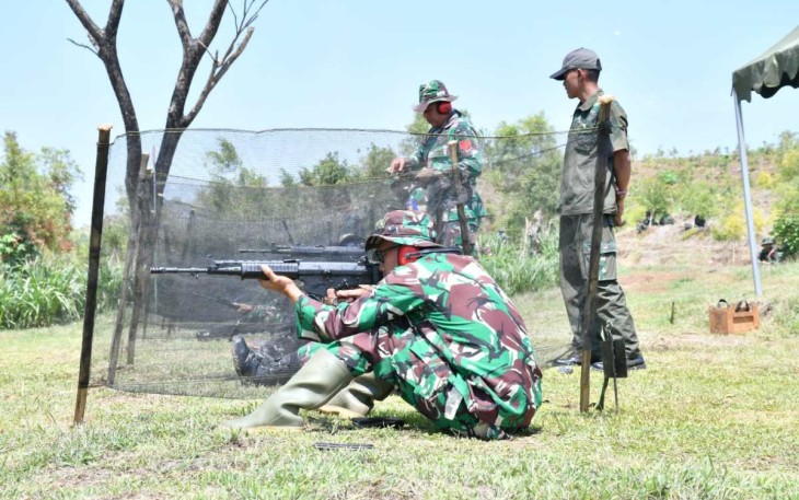 Latihan menembak prajurit Kodim 0802/Ponorogo 
