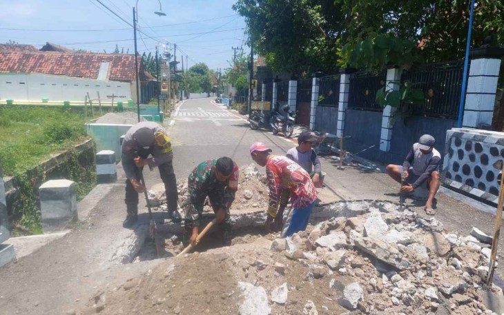 Gotong royong perbaiki jalan di wilayah desa binaan 