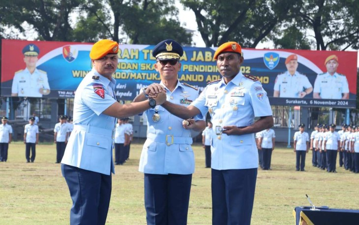 Danlanud Adi Soemarmo Marsma TNI Bambang Juniar Djatmiko foto bersama usai melantik Danskadik 402