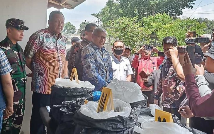Konferensi pers penemuan pabrik obat terlarang di daerah Sumedang
