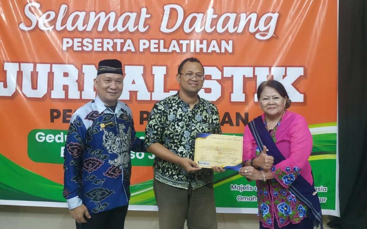 Ketum PPWI Wilson Lalengke (kiri) saat menyerahkan sertifikat jurnalistik bagi kaum difabel di Bondowoso 