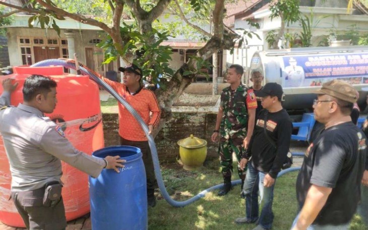 Bantuan air bersih untuk masyarakat Trenggalek 