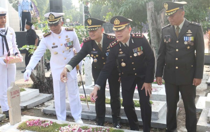 Dandim 0833/Kota Malang Letkol Arm Aris Gunawan (kedua dari kiri) saat ziarah dan tabur bunga di TMP Suropati, Minggu (10/11)