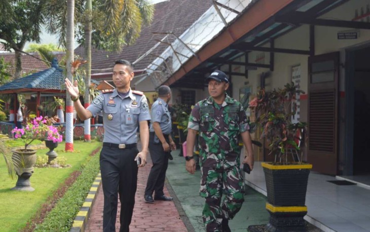 Dandim 0806/Trenggalek Letkol Czi Yudo Aji Susanto saat mengunjungi rutan 