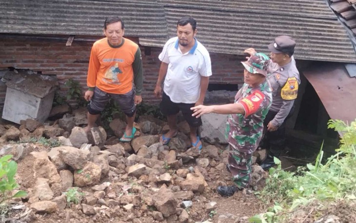 Bantu evakuasi material longsor warga wilayah desa binaan 