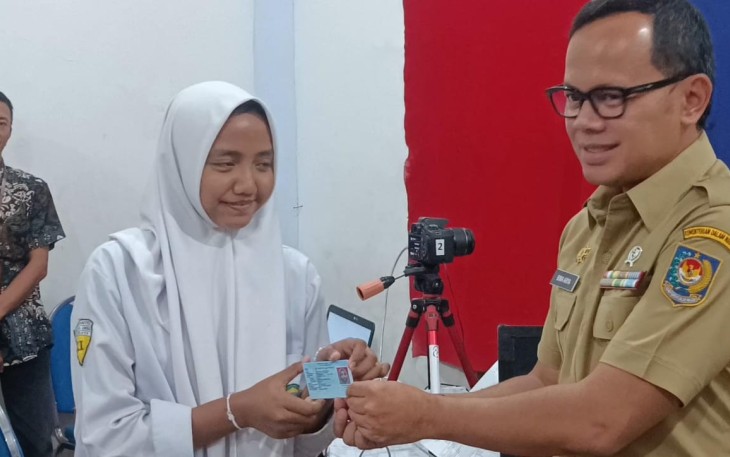 Wamendagri Bima Arya saat menyerahkan KTP pelajar SMA Amanatul Ummah, Surabaya, Selasa (12/11)