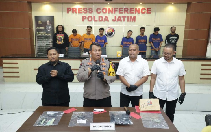 Kabid Humas Polda Jatim Kombes Dirmanto saat memberikan keterangan pers 