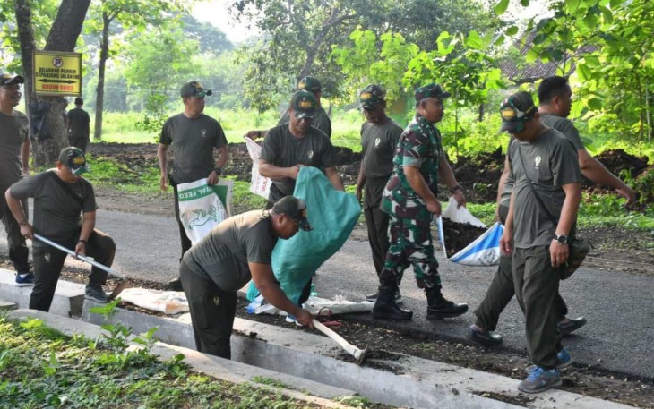 Kerja bakti pembersihan lingkungan