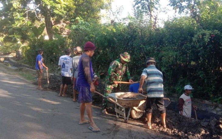 Kerja bakti bersihkan lingkungan bersama warga