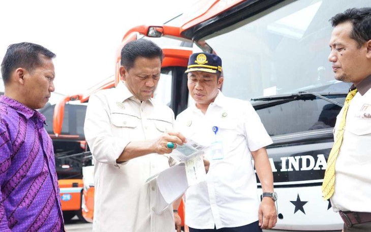 Pengecekan surat ijin operasional dan kelaikan jalan salah satu PO Bus di Tangerang, Selasa (19/11)