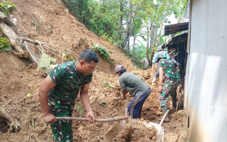 Sigap bantu evakuasi material tanah longsor di wilayah desa binaan 