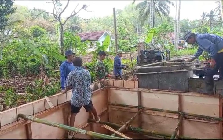 Pembuatan dinding cor di wilayah desa binaan 