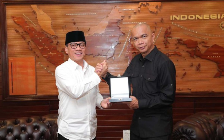 Mendes PDT Yandri Susanto memberikan cenderamata JAM Intel Kejagung di Jakarta, Kamis (28/11)