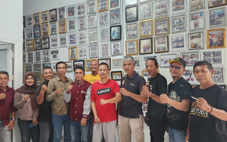 Chairum Lubis SH Ketua Pewarta Polrestabes Medan Lakukan Poto Bersama Pengurus dan Anggota Usai Jumat Barokah di Kantor Persatuan Wartawan Polrestabes Medan.