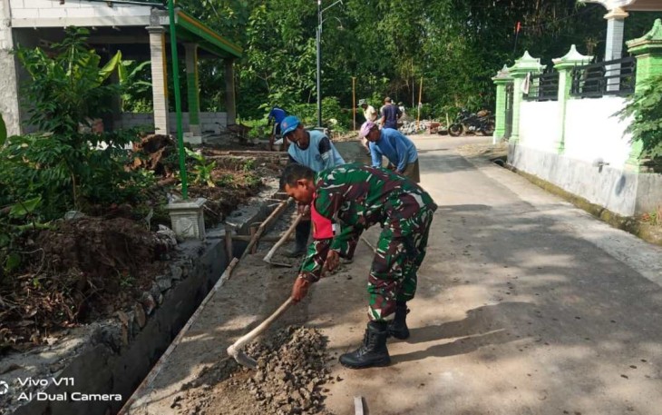 Pembersihan drainase wilayah desa binaan 