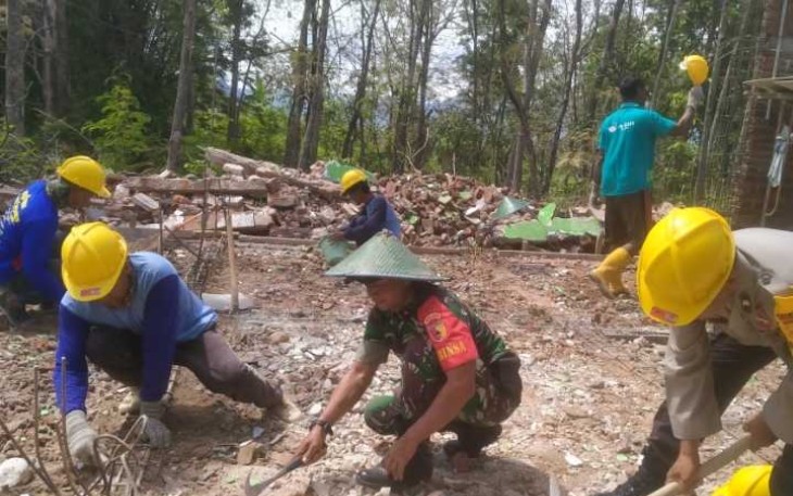 Kerja bakti di wilayah desa binaan 