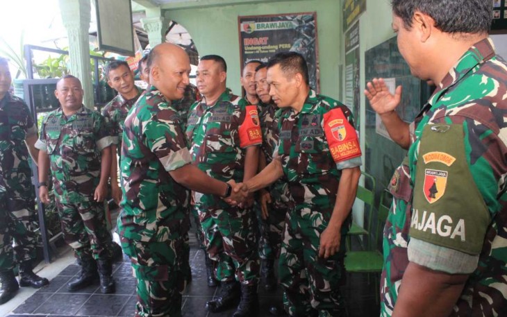 Dandim 0806/Trenggalek Letkol Czi Yudo Aji Susanto mengunjungi anggotanya di Koramil 09/Tugu, Selasa (3/12)