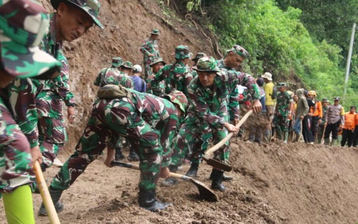 Kerja bakti evakuasi material longsor di wilayah desa binaan 