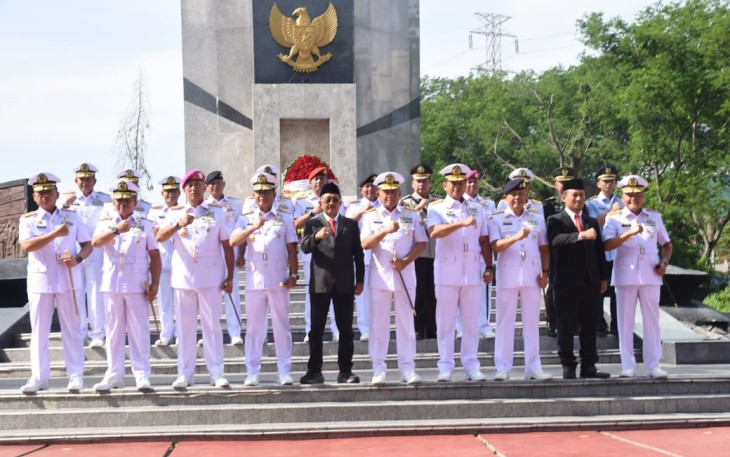 Ziarah rombongan jelang hari Armada RI di TMP 10 November Surabaya, Selasa (3/12)