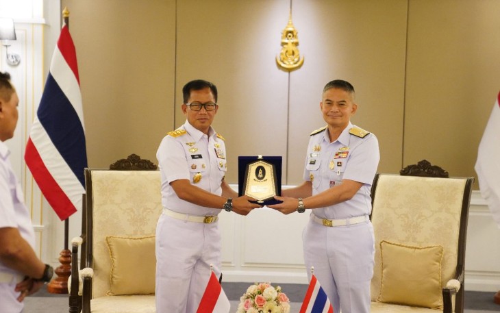 Asintel Kasal Laksda TNI Akmal saat menerima cenderamata 