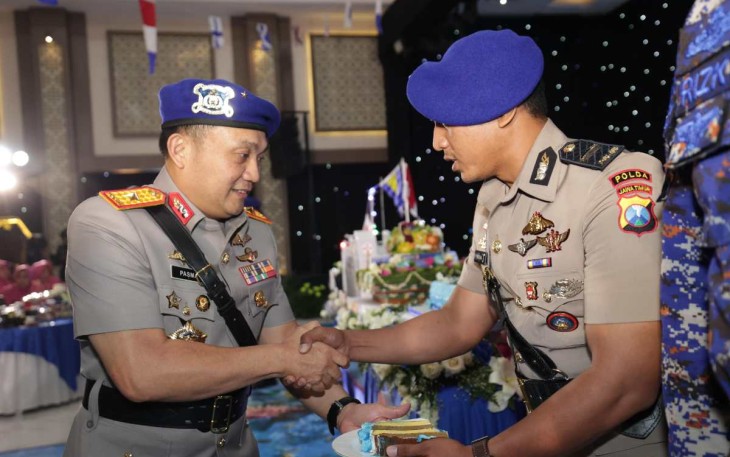 Wakapolda Jatim Brigjen Pol Pasma Royce saat memberikan kue ulang tahun, Selasa (3/12)