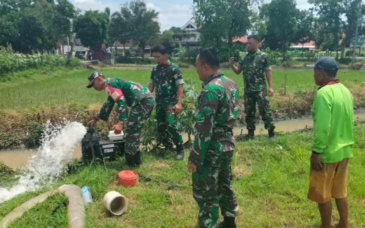 Pengecekan mesin pompa air bantuan Kementan RI