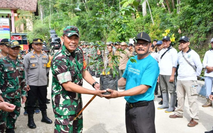 Dandim 0802/Ponorogo Letkol Inf Dwi Soerjono menyerahkan bibit pohon, Rabu (4/12)