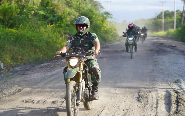 Danrem 121/Abw Brigjen TNI Luqman Arief saat patroli wilayah, Rabu (4/12)