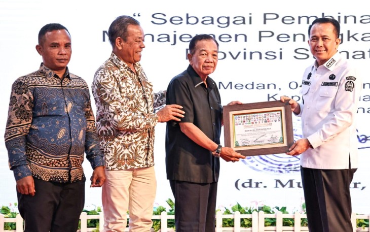 Pj Gubernur Sumut Agus Fatoni saatenerima penghargaan dari organisasi buruh di Medan, Rabu (4/12)